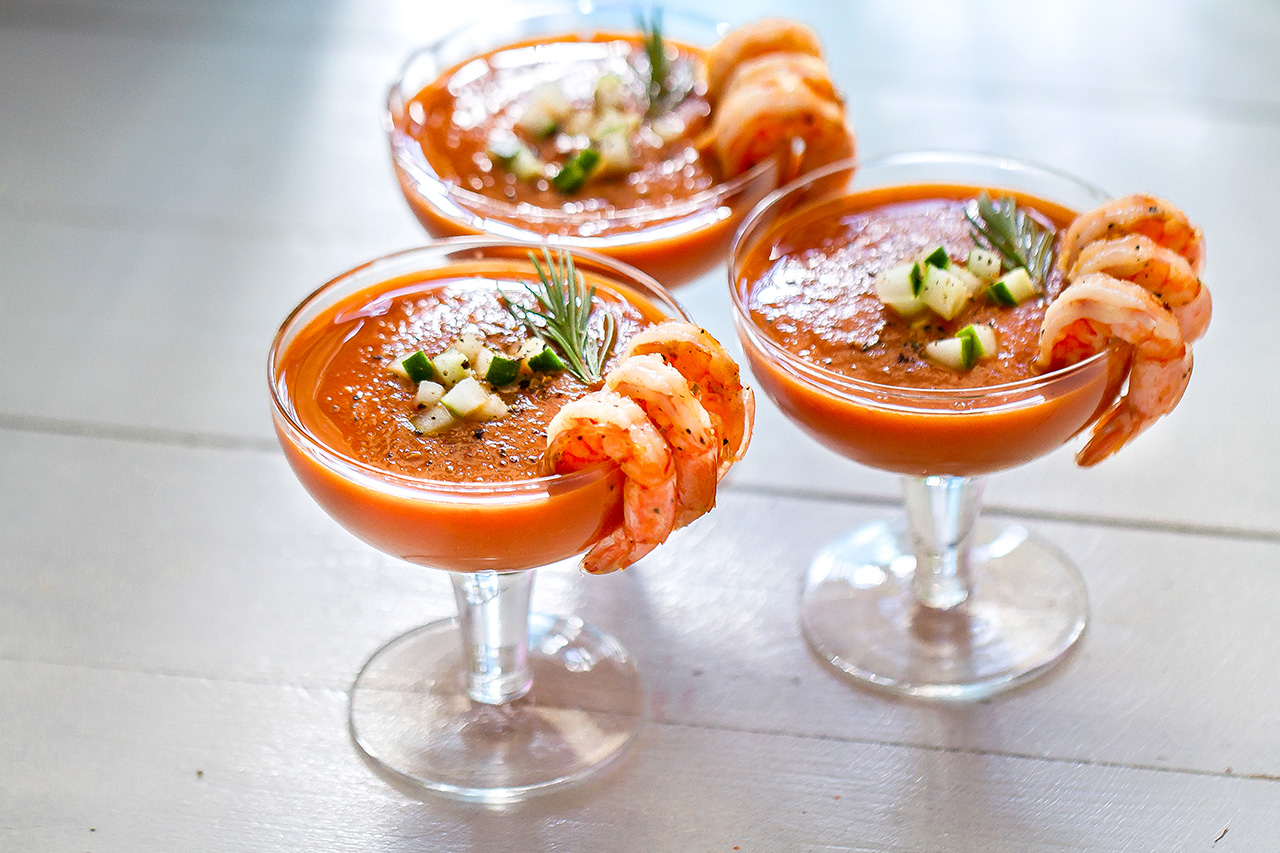 Sopa fria de tomate com camarão